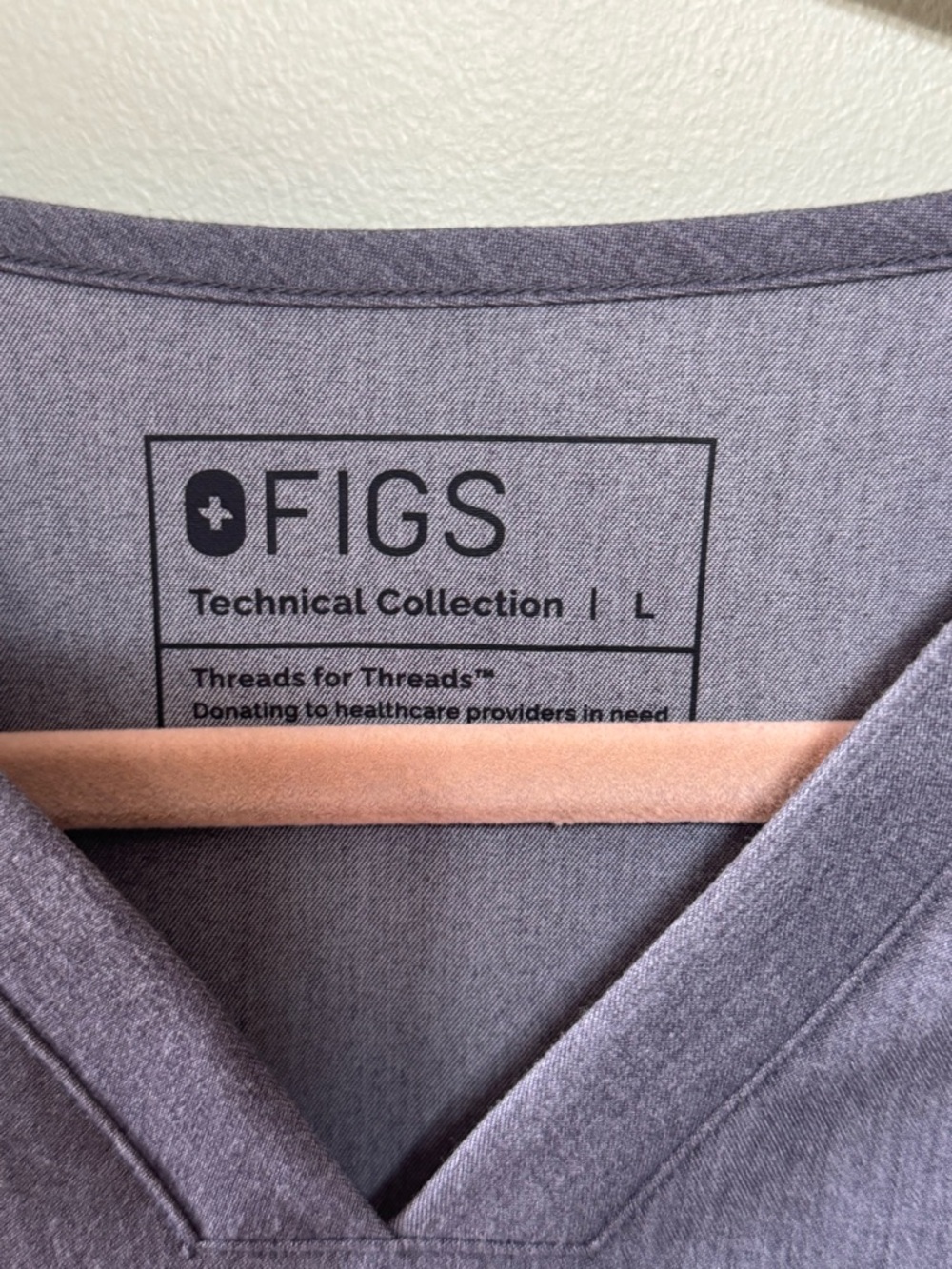 NWOT Women’s Figs Casma Three Pocket V-neck Scrub Top, Graphite, Large - Picture 2 of 3
